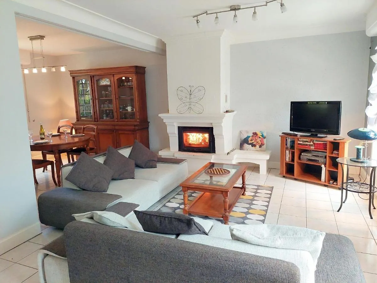 Nyaraló Breton Cottage In A Quiet Location With Fireplace, Plouénan